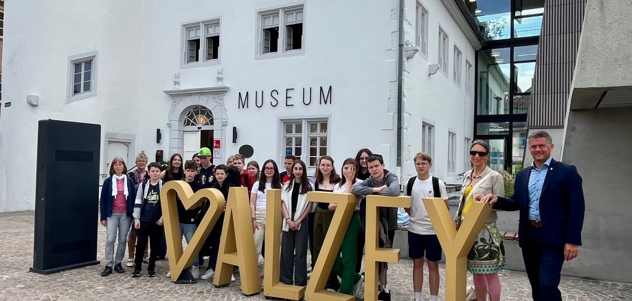 Die Delegation aus Josselin mit Bürgermeister Steffen Jung vor dem Alzeyer Museum.