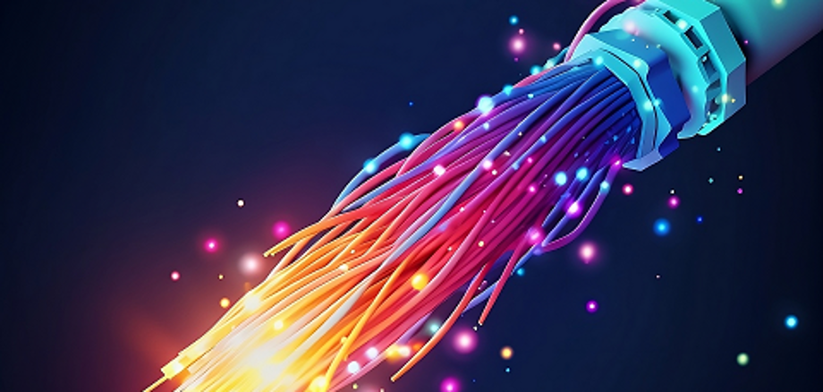 Ein leuchtend bunter Strang an Kabeln steht für das schnelle Internet durch das Glasfasernetz