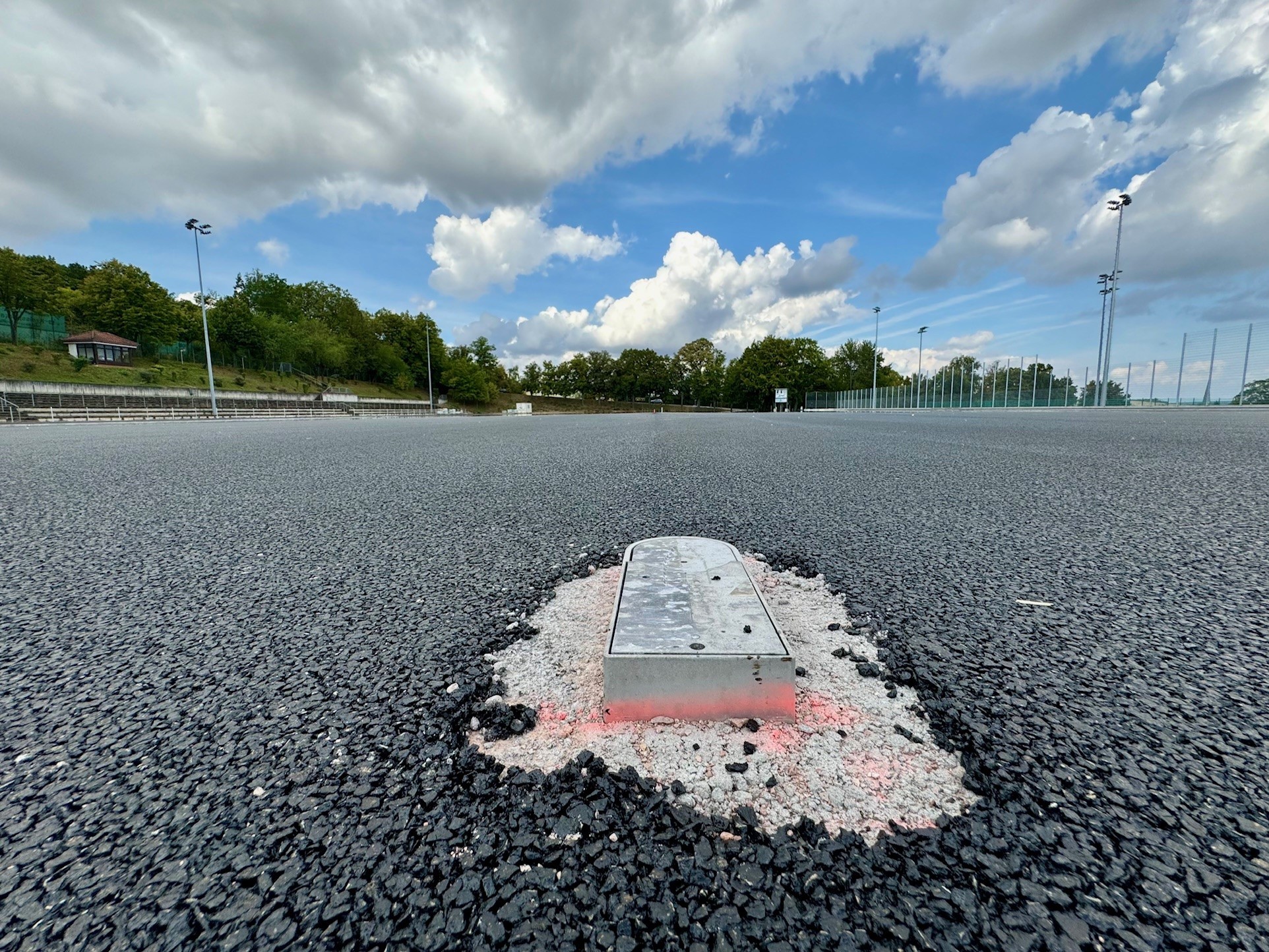 Die Asphaltschicht im Alzeyer Wartbergstadion.