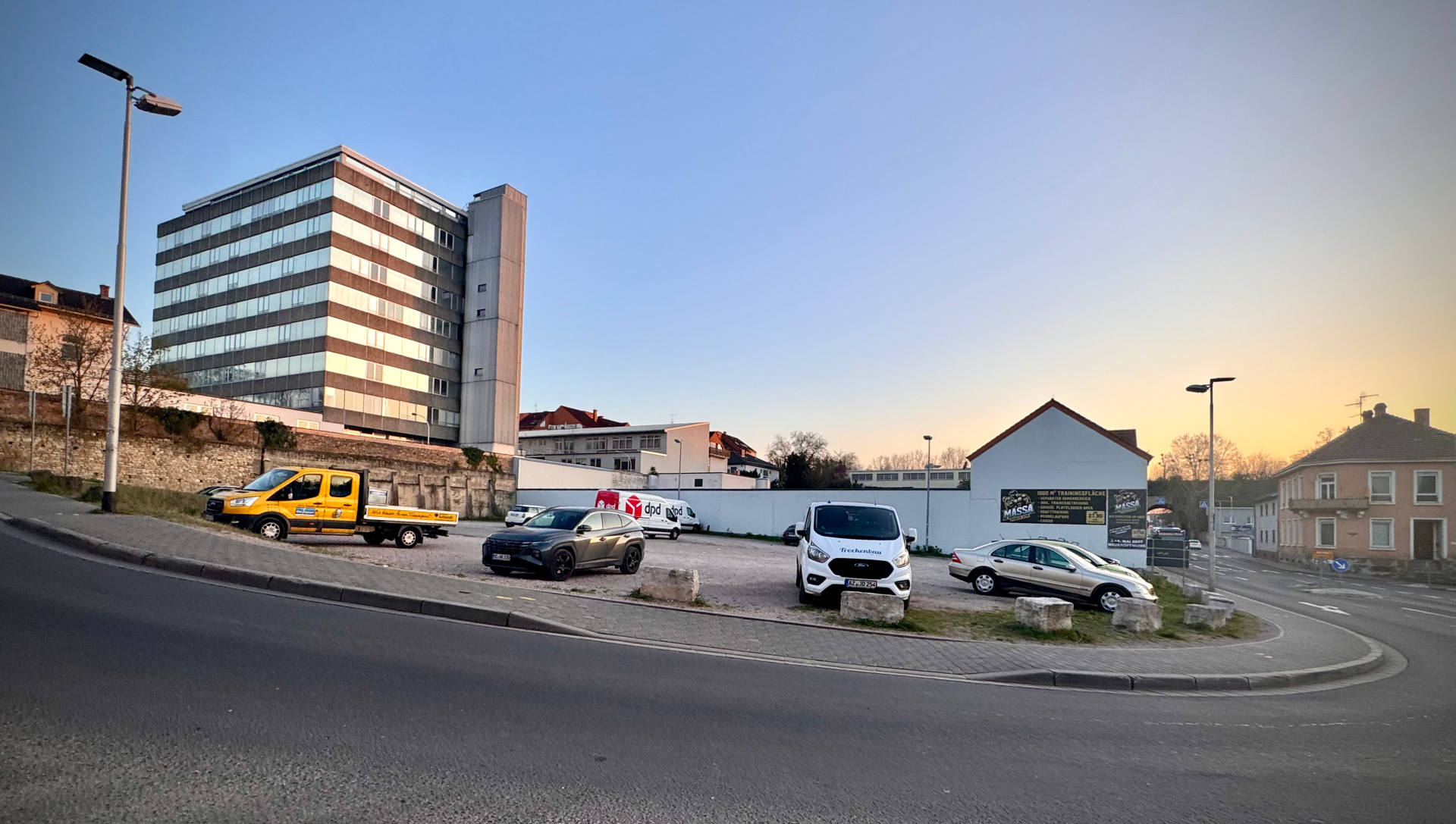 ein großer Parkplatz mit kleinen Steinen und mehreren Autos