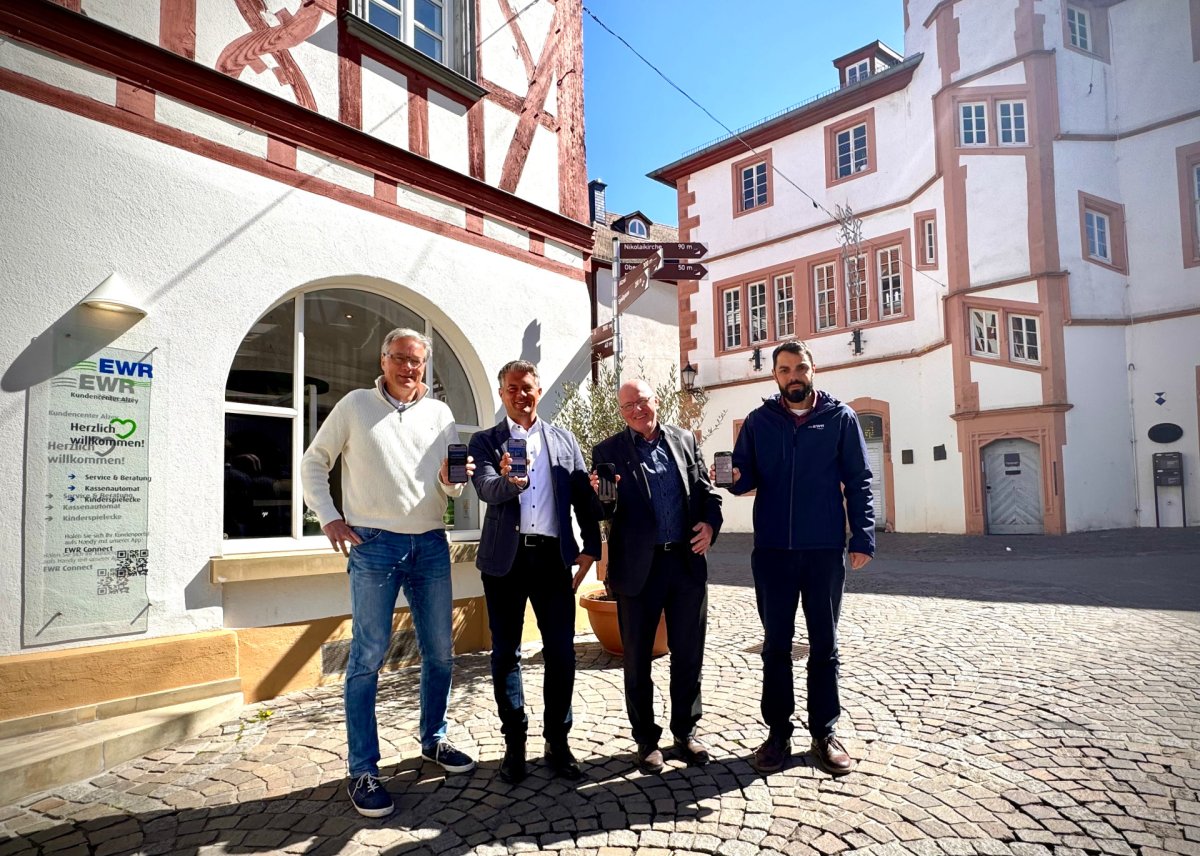 4 Männer präsentieren neues Wlan in der Innenstadt per Handy