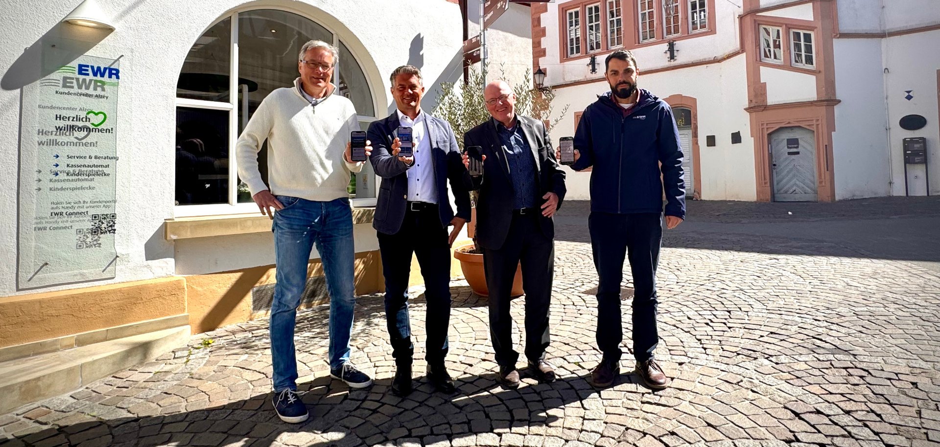 4 Männer präsentieren neues Wlan in der Innenstadt per Handy