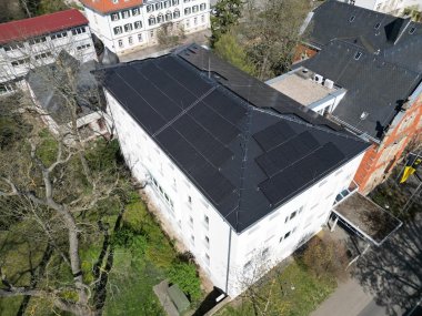 das Rathaus von oben aus der Vogelperspektive mit seinen Solarplatten