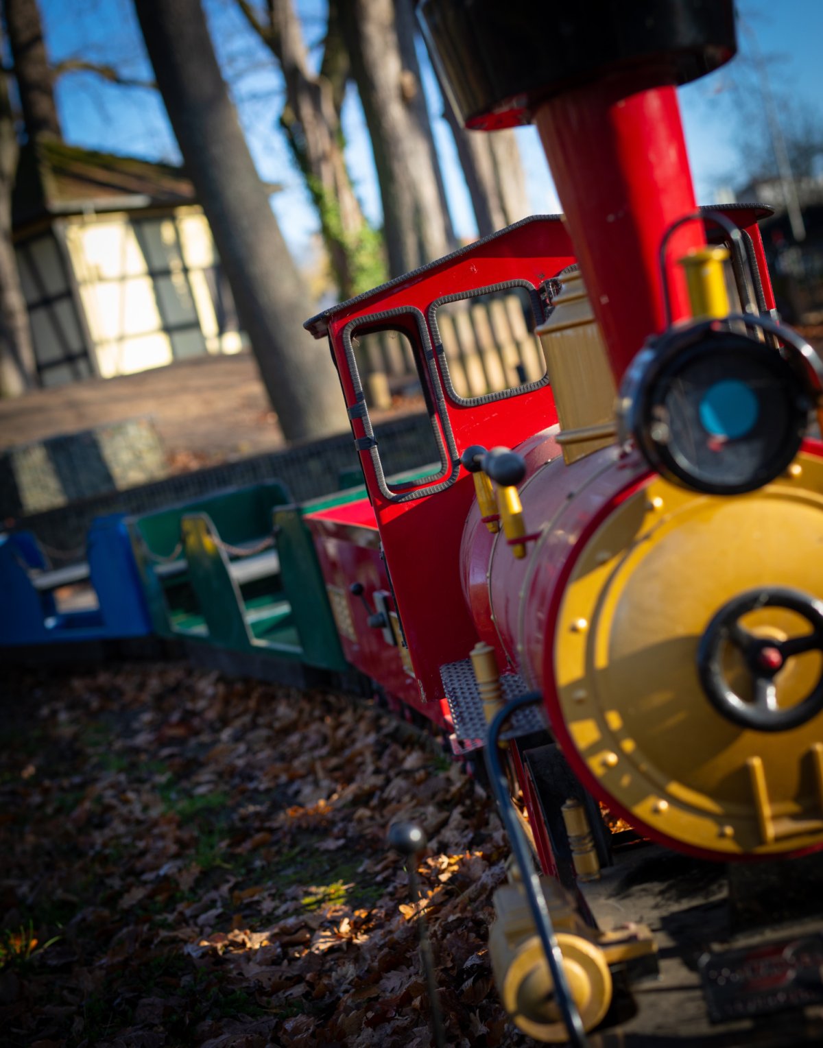 die bunte Lokomotive ist wieder in voller frische