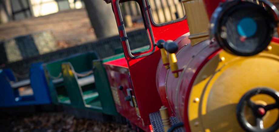die bunte Lokomotive ist wieder in voller frische