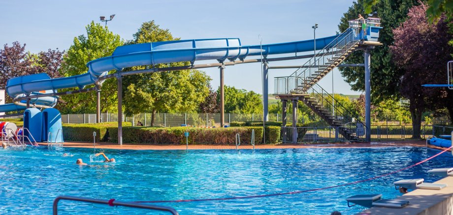 blaue Rutsche des Wartbergbades mit schwimmenden Gästen im Wasser