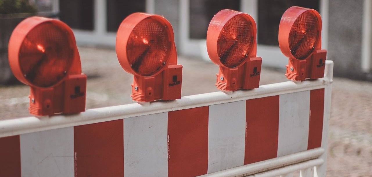 eine weiß-rote Absprerrung