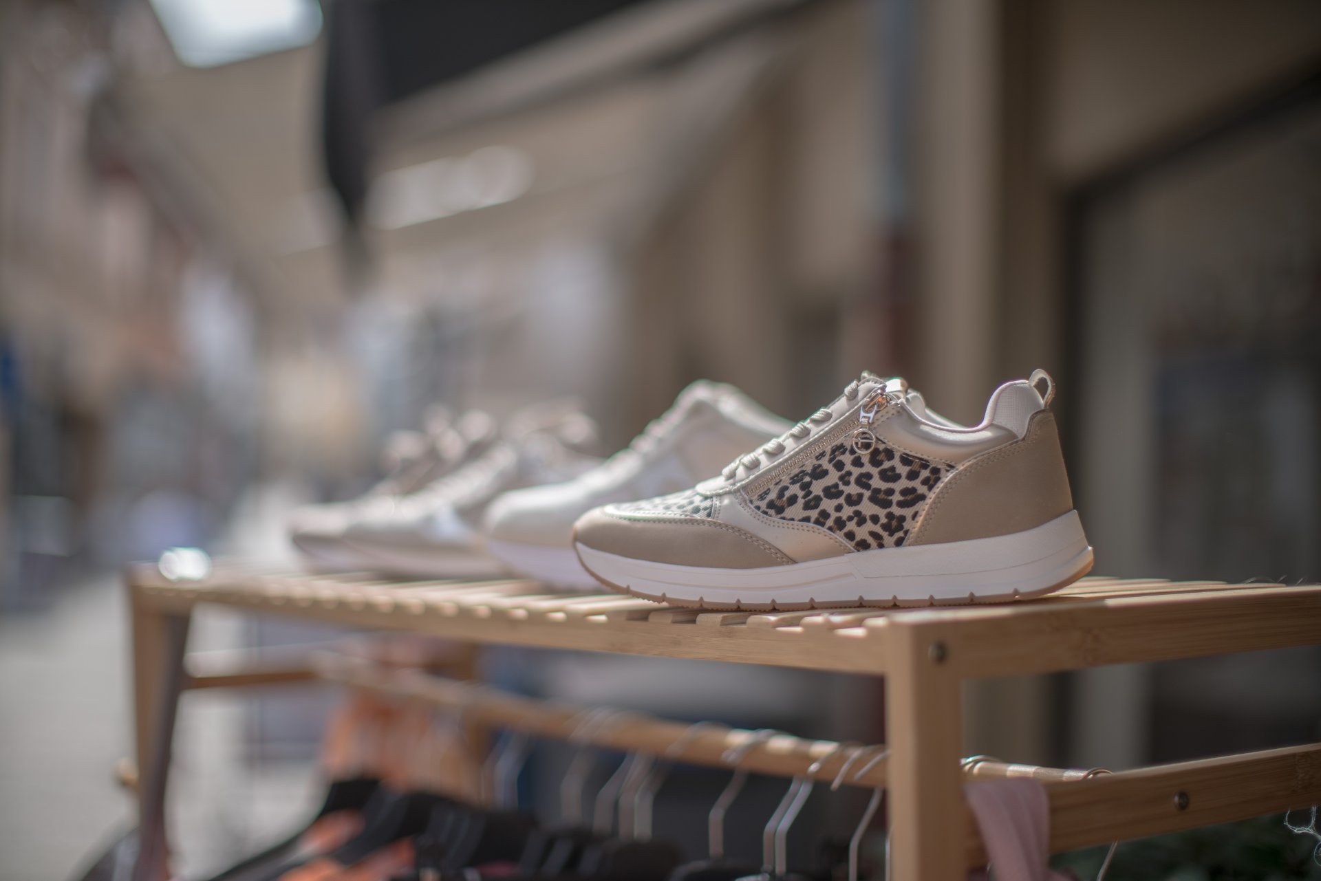 ein beiges paar Schuhe in der mitte im Leoparden Muster