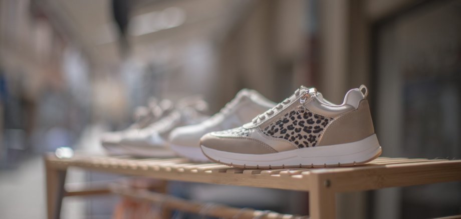 ein beiges paar Schuhe in der mitte im Leoparden Muster
