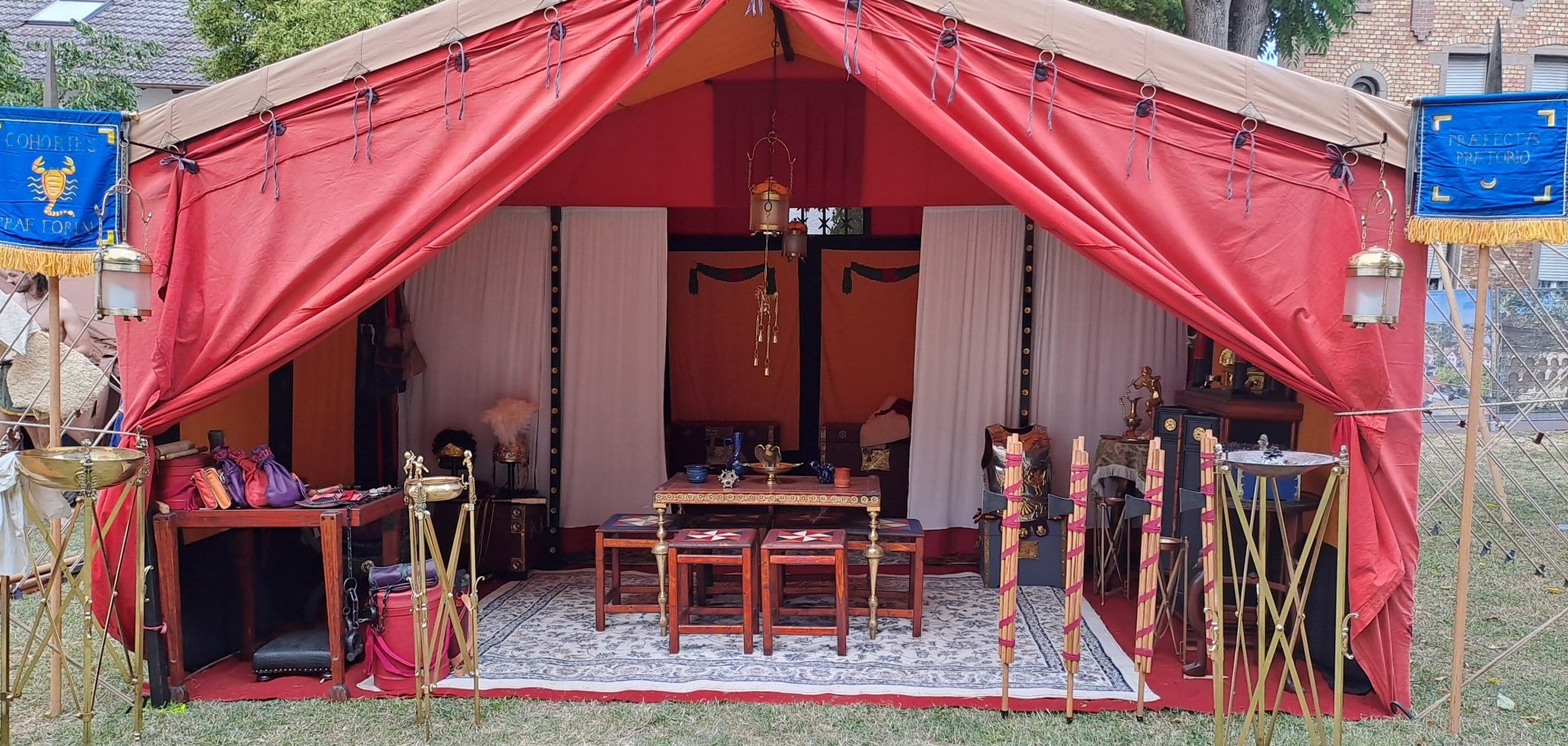 kleines rotes Zelt mit alten Möbeln aus der Zeit der Römer