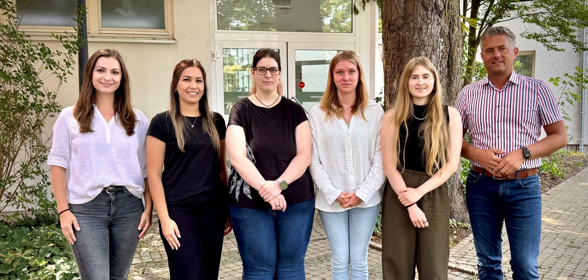 neue Azubis, vier junge Frauen, Bürgermeister, Ausbilderin