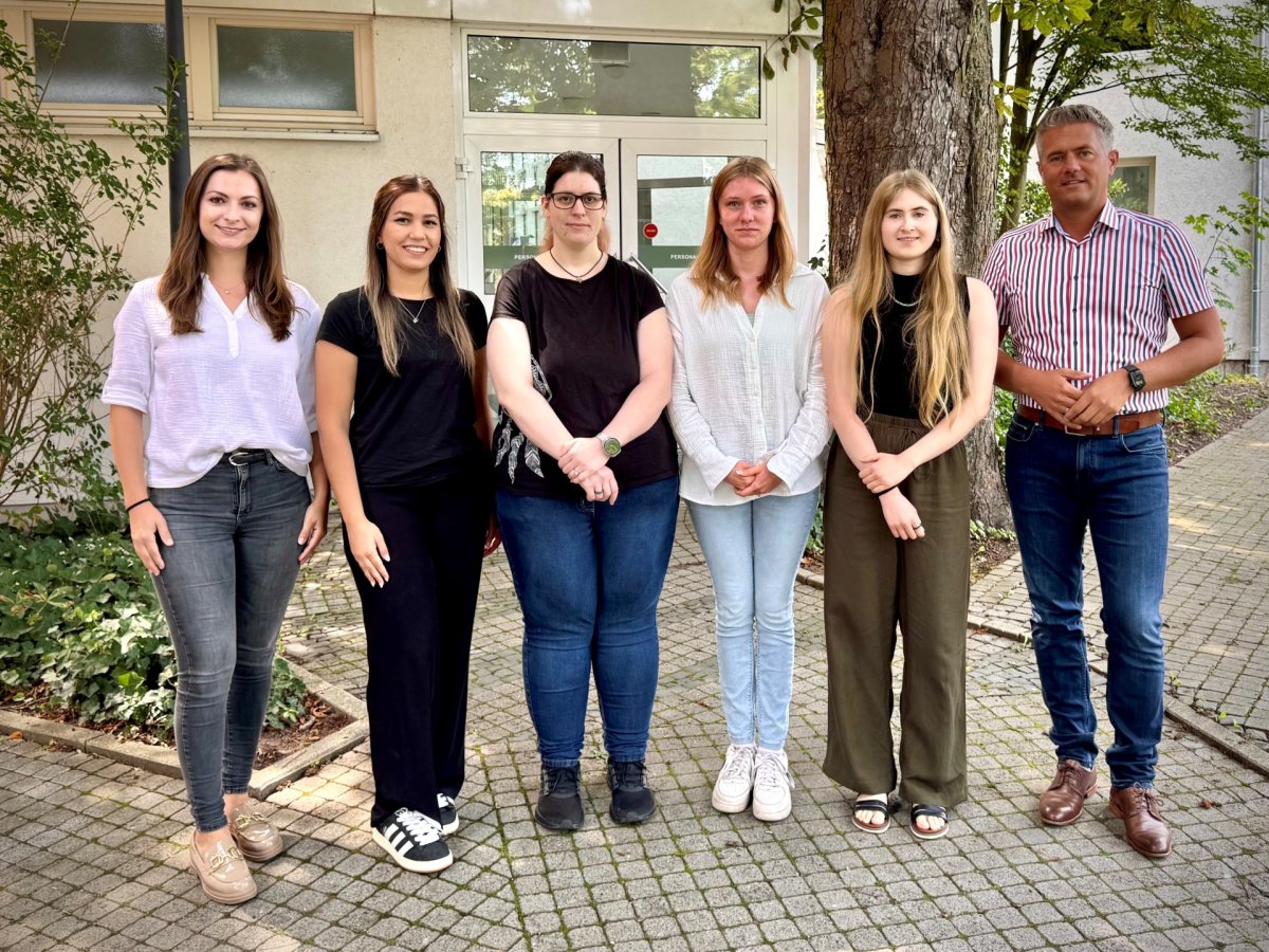 neue Azubis, vier junge Frauen, Bürgermeister, Ausbilderin