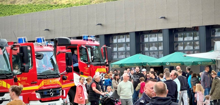Hof der Feuerwehr, mit Feuerwehrautos