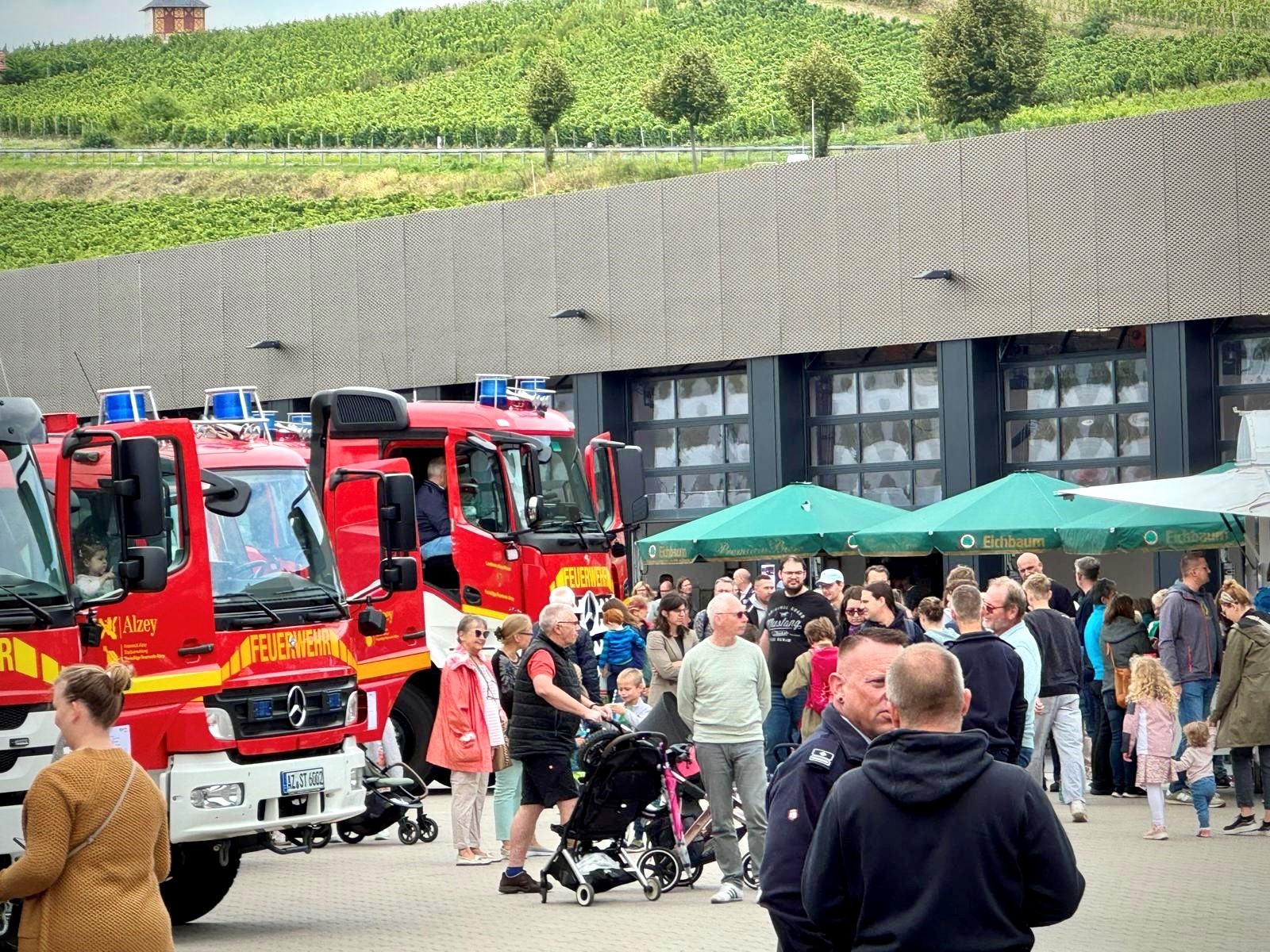 Hof der Feuerwehr, mit Feuerwehrautos