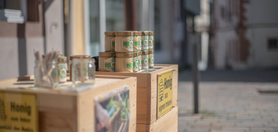 Ein Stand mit Honiggläsern auf dem Alzeyer Wochenmarkt