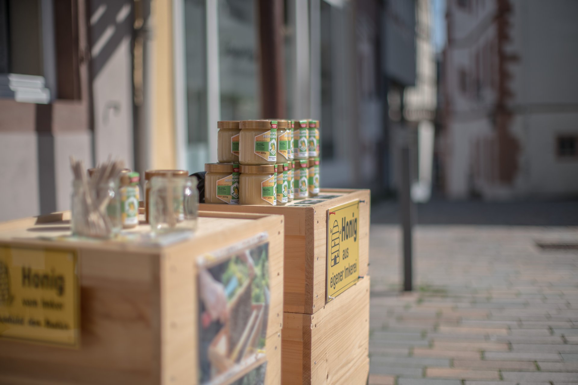 Ein Stand mit Honiggläsern auf dem Alzeyer Wochenmarkt