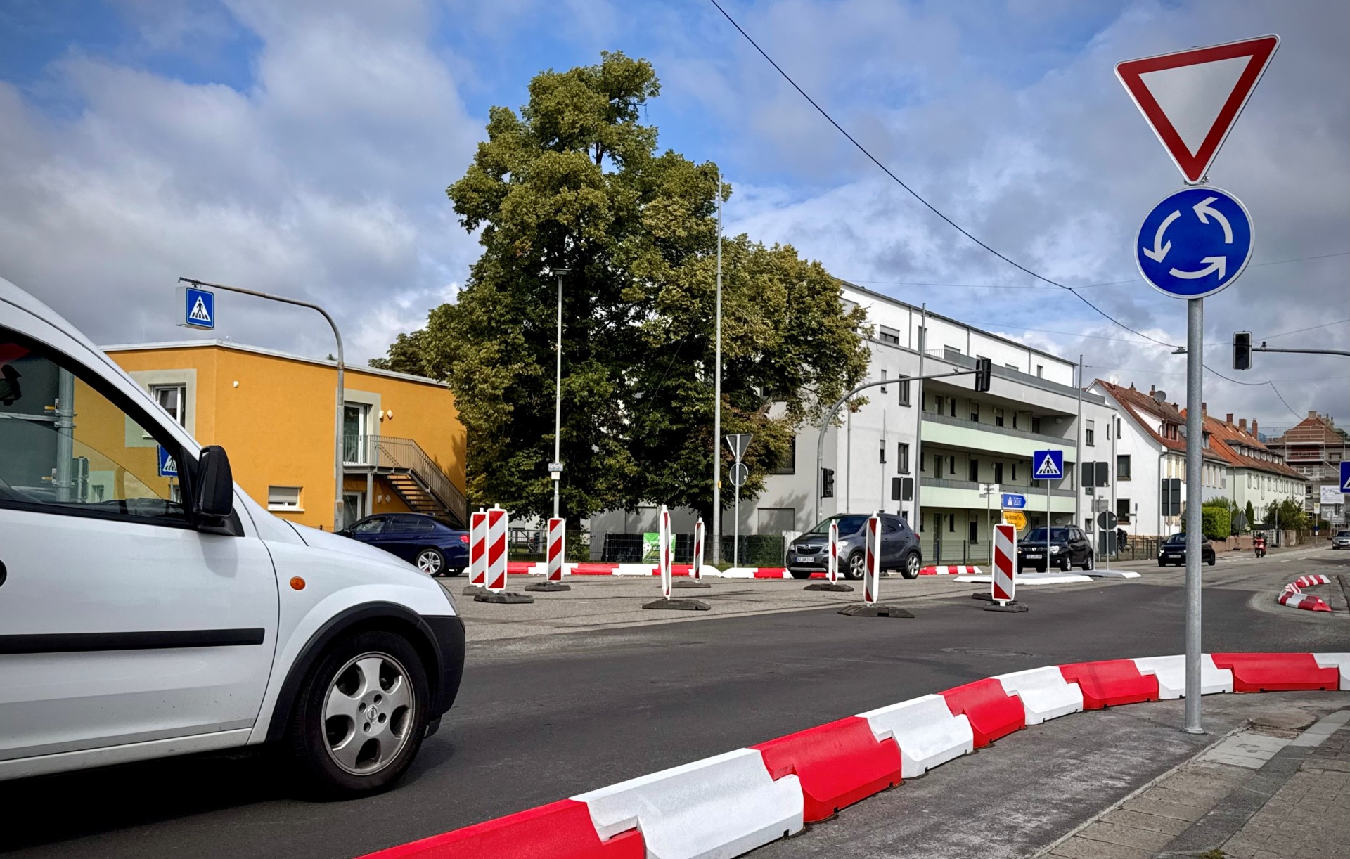 Neuer Kreisverkehr, unfertig.