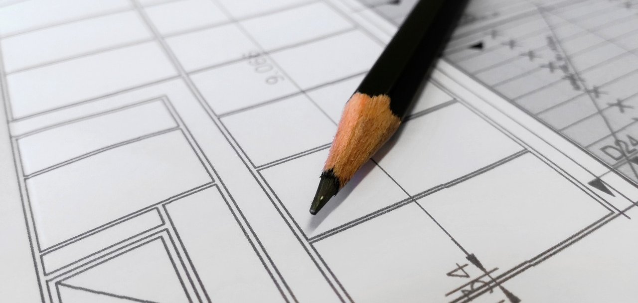 Bauplan und Bleistift