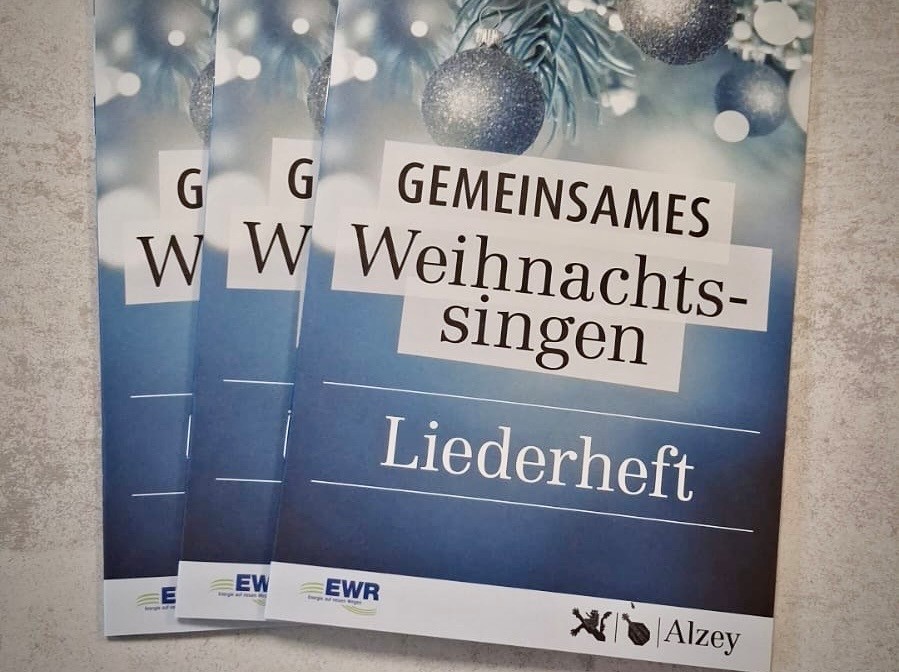 3 Liederhefte "Gemeinsames Weihnachtssingen" liegen auf einem Tisch.