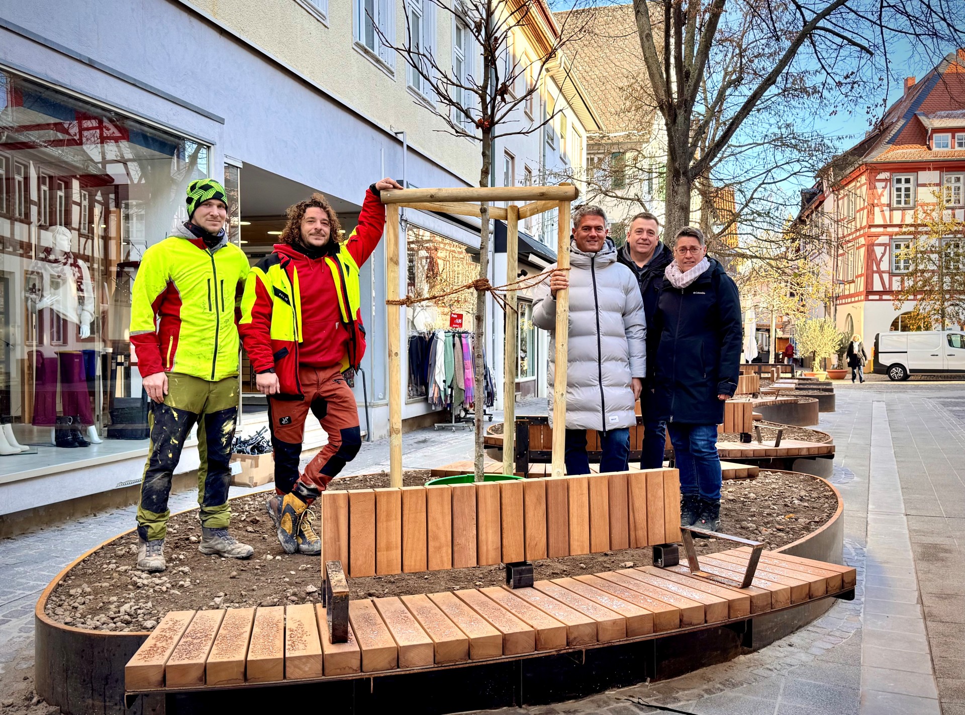 Amberbaum für die neue Spiessgasse Firma Baumpflege Basch spendet Baum für Innenstadt. Zu Sehen ist der Amberbaum, Firma Basch, Bürgermeister Steffen Jung und Markus Krebs vom Stadtmarketing in der neuen Spießgasse.