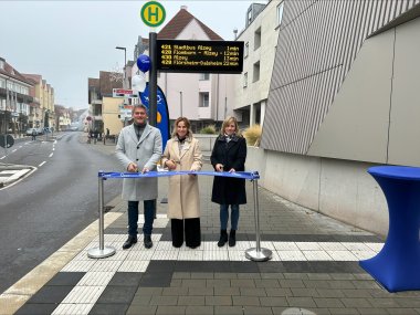Digitalisierung im Busverkehr DFI-Anzeiger am Museumsplatz in Alzey in Betrieb genommen / Einweihung des DFI-Anzeigers mit Bürgermeister Steffen Jung, Silke Meyer und Stephanie Jung