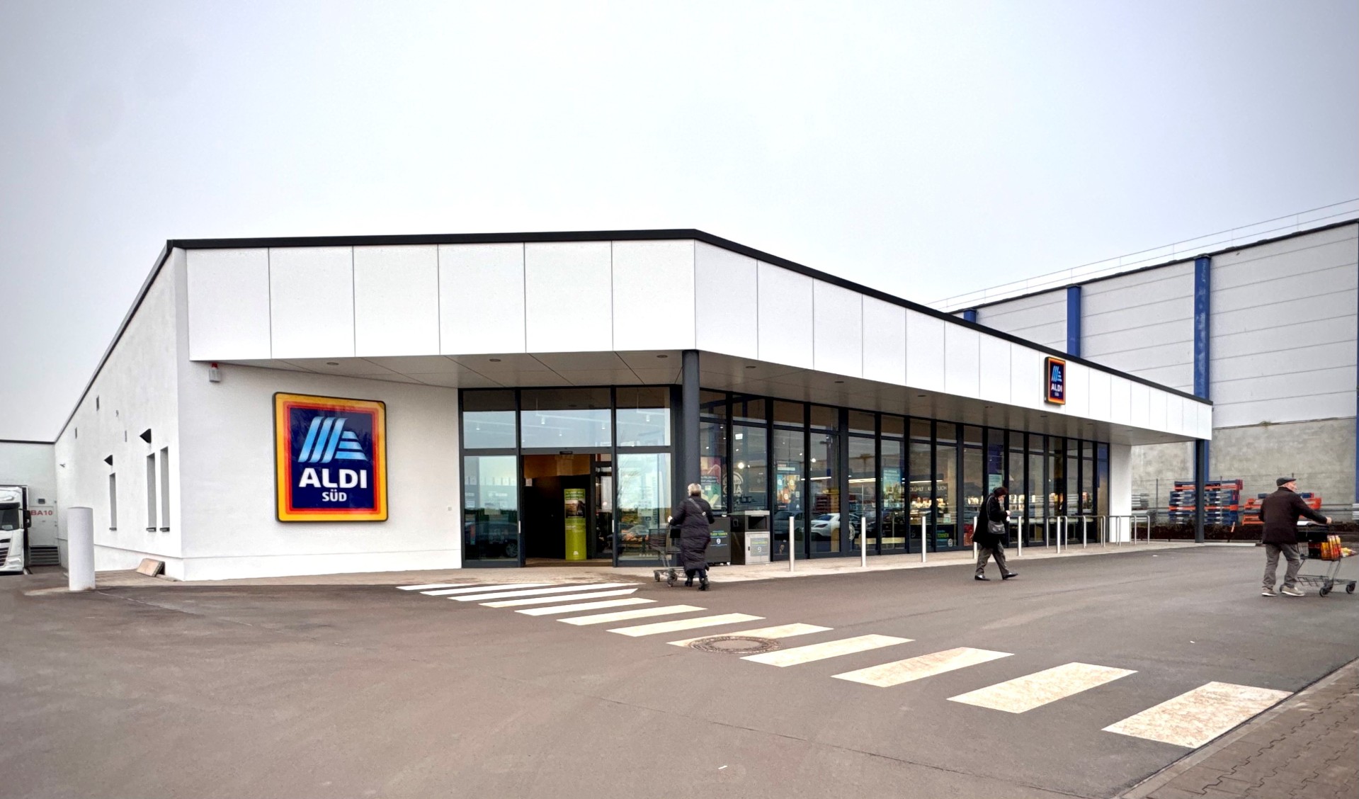 Holz Aldi feiert Wiedereröffnung, Vorzeigemarkt setzt neue Massstäbe in Alzey. (Foto vom Markt außen)