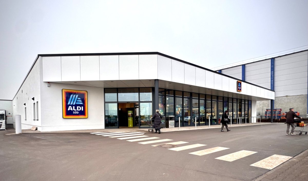 Holz Aldi feiert Wiedereröffnung, Vorzeigemarkt setzt neue Massstäbe in Alzey. (Foto vom Markt außen)