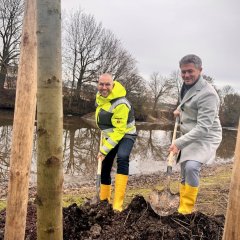 Bürgermeister Steffen Jung bei der Pfalanzung eines Baumes im IG-Ost