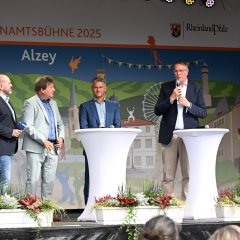 Rheinland-Pfalz zugast in Alzey: 11.000 Menschen feiern den Landesehrenamtstag im Herzen der Stadt.