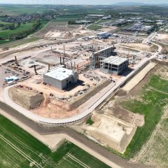 Das Lilly-Werk wächst im Eiltempo: Ende 2027 sollen hier pharmazeutische Produkte vom Band laufen.