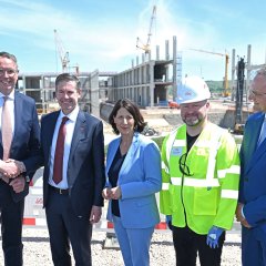 Hoher Besuch auf der größten Baustelle im IG: Lilly-CEO Dave Ricks, Ministerpräsident Alexander Schweitzer und Wirtschaftsministerin Daniela Schmitt mit Projektleiter Sebastian Wegener udn Lilly-Geschäftsführer Dr. Alexander Horn im Sommer 2025.