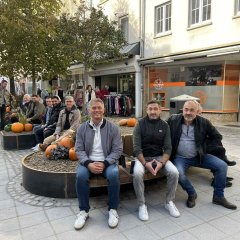 Einweihung der neuen Barrierefreien Spießgasse mit moderneren Sitzmöglichkeiten und neun Pflanzenbeeten. Desweiteren sind Bürgermeister Steffen Jung und andere Bürgerinnen und Bürger zu sehen.