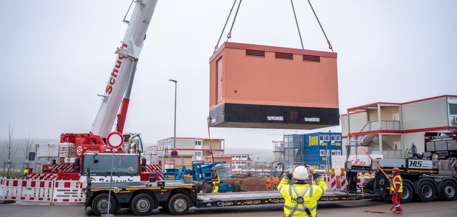 EWR setzt mit neuer Strom und Gasstation einen Meilenstein für das IG Ost. (Man sieht einen Kran, das Industriegebiet die Anlieferung der Strom/Gas Station)