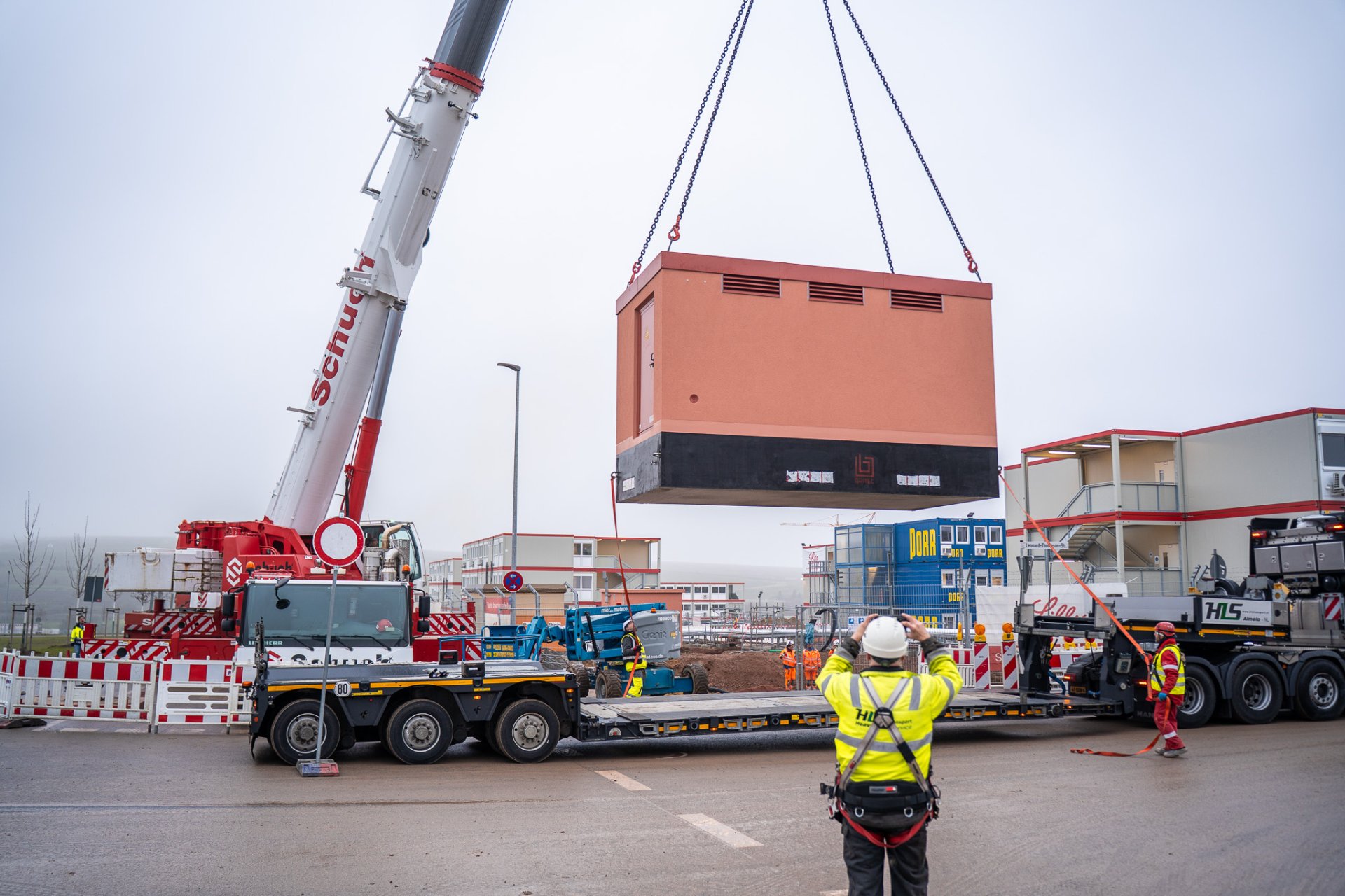 EWR setzt mit neuer Strom und Gasstation einen Meilenstein für das IG Ost. (Man sieht einen Kran, das Industriegebiet die Anlieferung der Strom/Gas Station)
