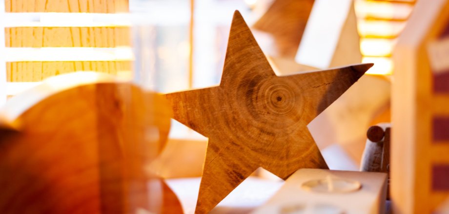 Weihnachtsdekoration aus Holz. (Stern, Herz, "Adventkranz" bestehend aus 4 Teelichtern in einem Hölzernen Teelichthalter)