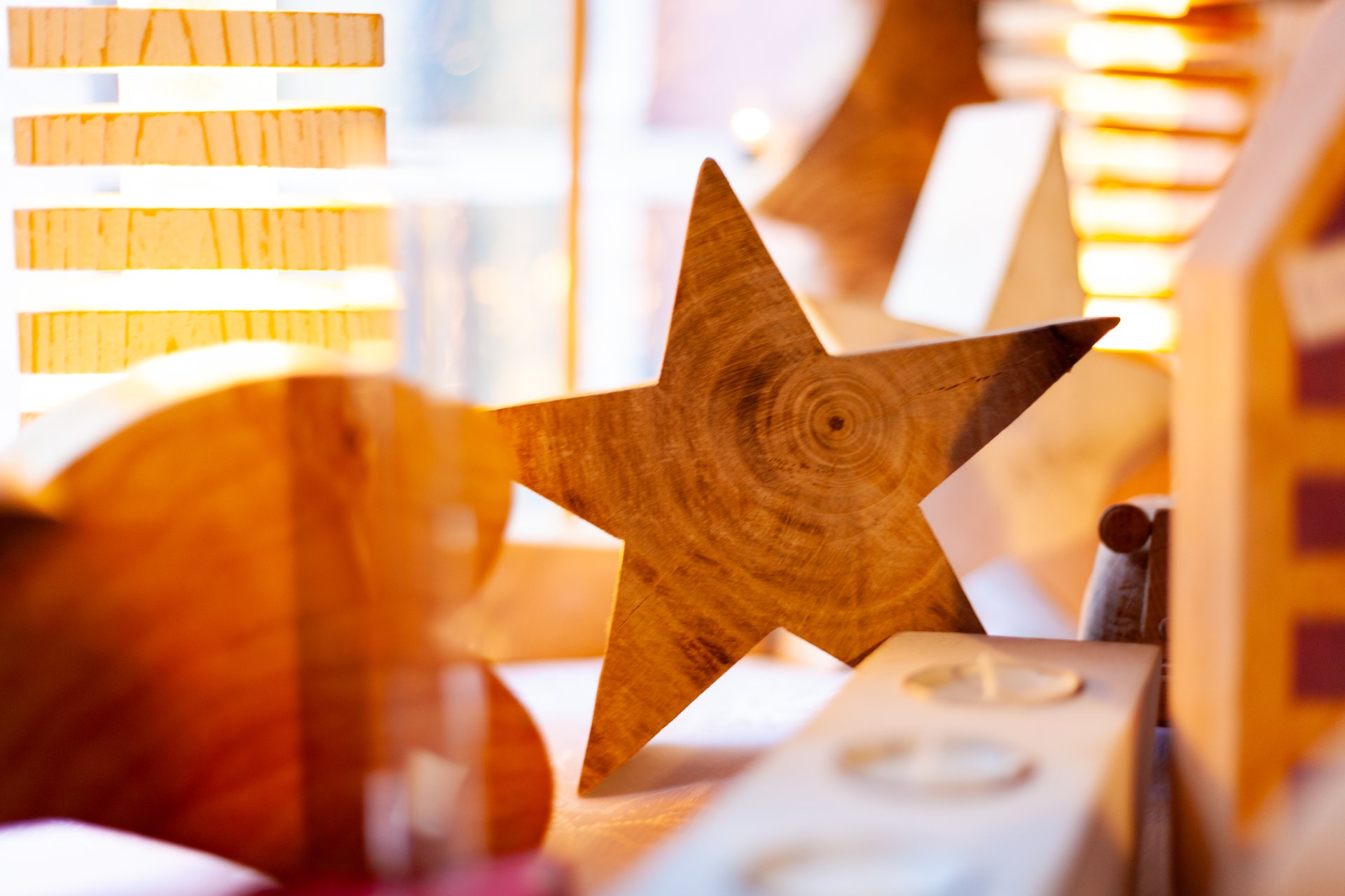 Weihnachtsdekoration aus Holz. (Stern, Herz, "Adventkranz" bestehend aus 4 Teelichtern in einem Hölzernen Teelichthalter)