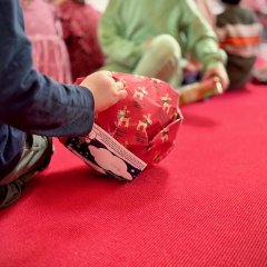 Wunschbaumaktion des Rheinhessen Centers "113 Kinderwünsche" Alzeyer Kita erfüllten Kinder Wünsche. (Zu sehen sind die Kinder wie sie Ihre Geschenke auspacken)