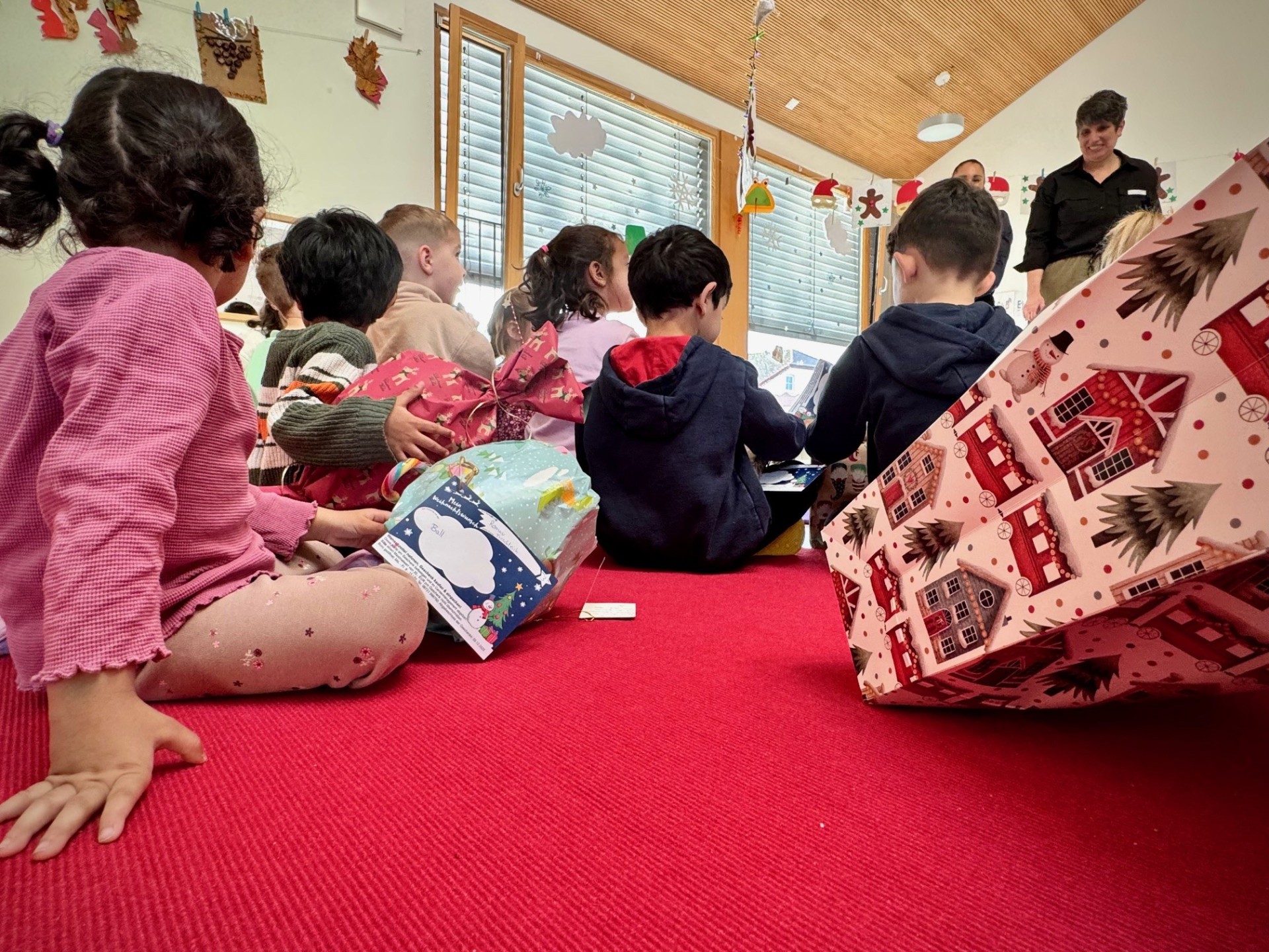 Wunschbaumaktion des Rheinhessen Centers "113 Kinderwünsche" Alzeyer Kita erfüllten Kinder Wünsche. (Zu sehen sind die Kinder wie sie Ihre Geschenke auspacken)