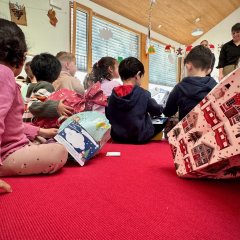 Wunschbaumaktion des Rheinhessen Centers "113 Kinderwünsche" Alzeyer Kita erfüllten Kinder Wünsche. (Zu sehen sind die Kinder wie sie Ihre Geschenke auspacken)