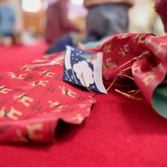 Wunschbaumaktion des Rheinhessen Centers "113 Kinderwünsche" Alzeyer Kita erfüllten Kinder Wünsche. (Zu sehen ist das Geschenkpapier nach dem öffnen)