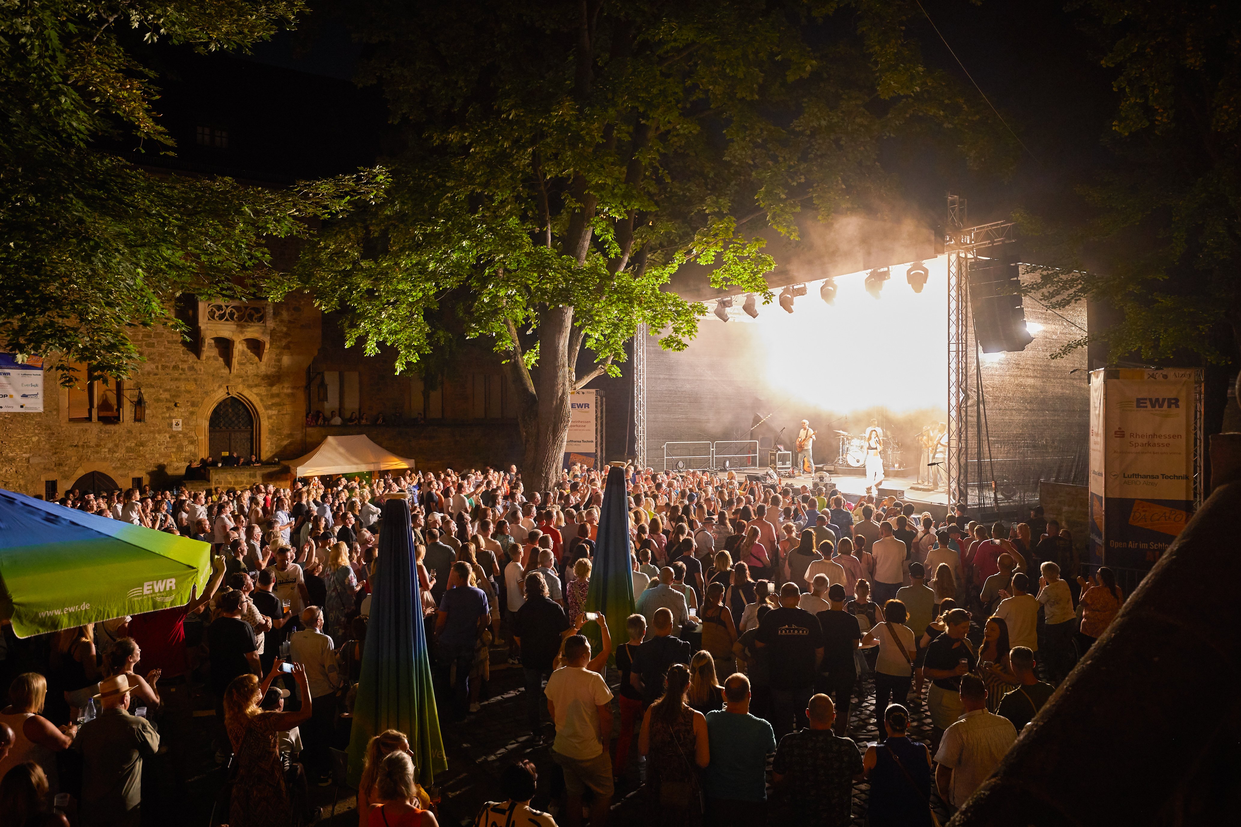 Vanessa Mai ihr Auftritt und vorne dran viele Menschen