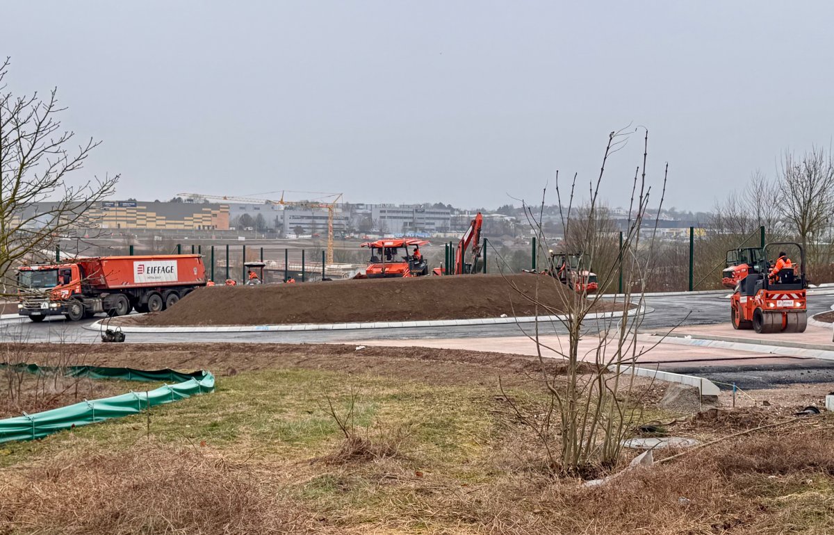 Der Kreisel wird von Eiffage gebaut und sieht zum Teil fertig aus