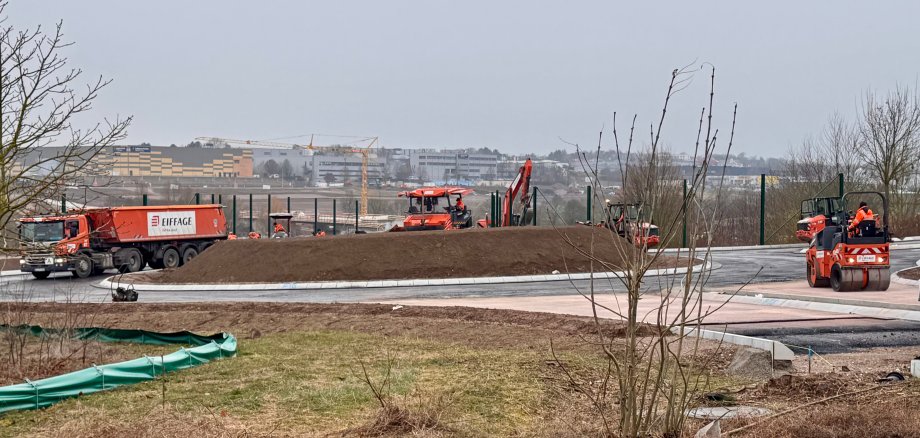 Der Kreisel wird von Eiffage gebaut und sieht zum Teil fertig aus