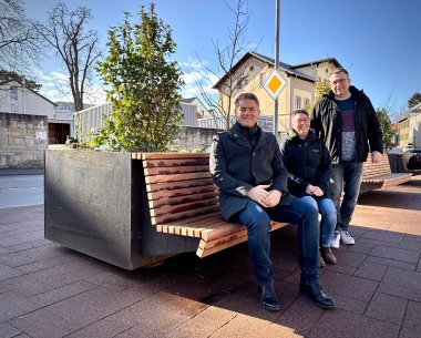 Neue Sitzgelegenheiten an der Stadthalle mit mehr Grün