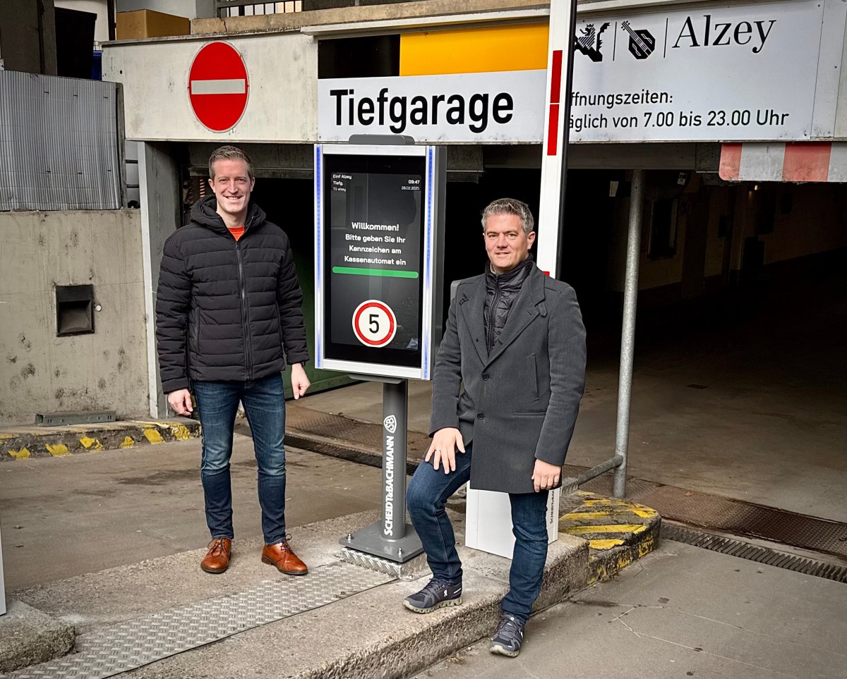 Neue Tiefgaragenschranke präsentiert von Bürgermeister Jung und Beigeordnetem Lohmer