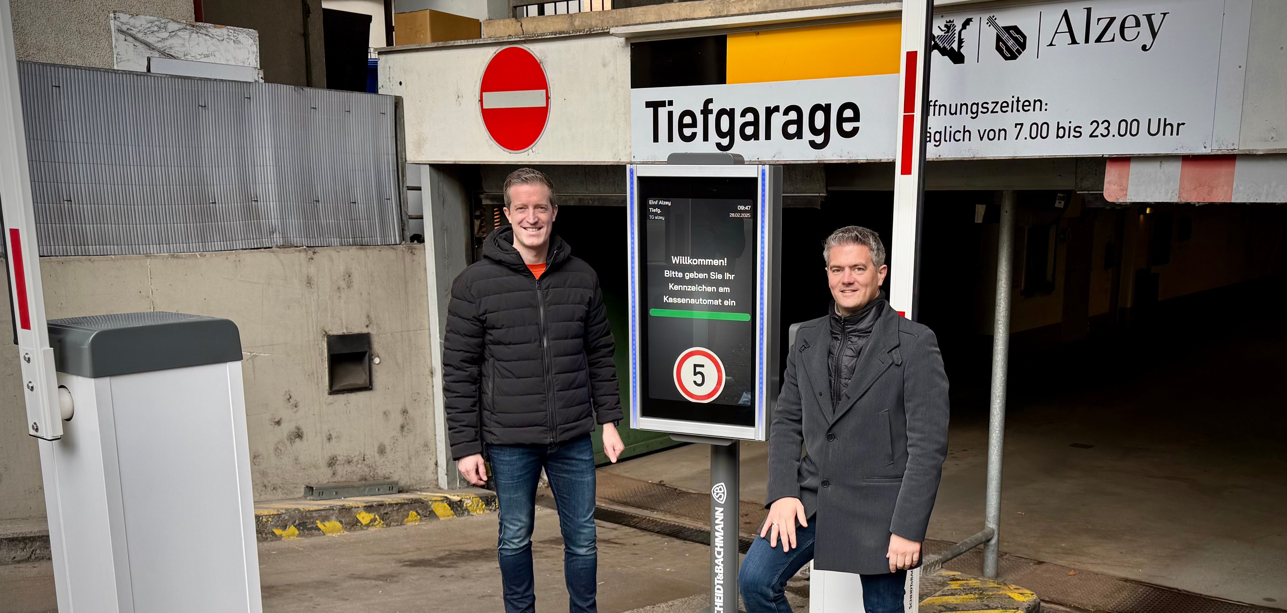 Neue Tiefgaragenschranke präsentiert von Bürgermeister Jung und Beigeordnetem Lohmer