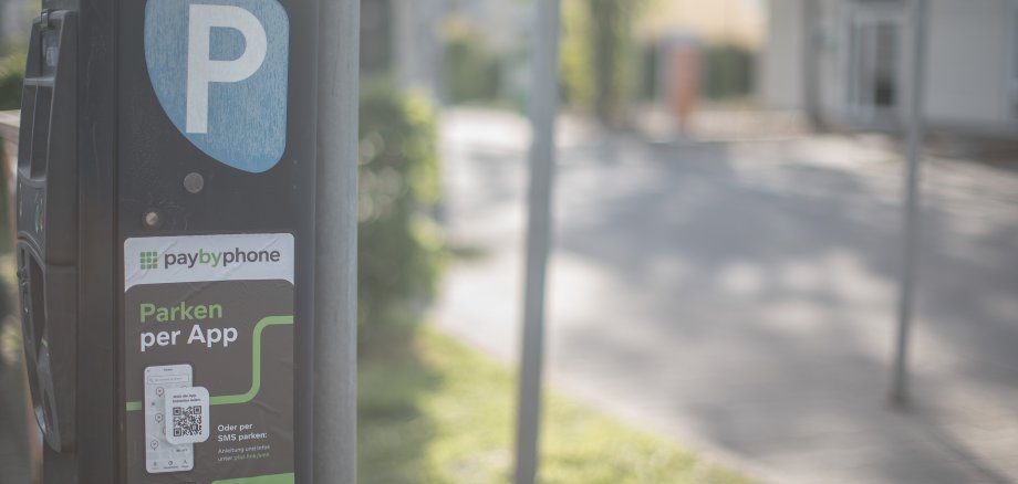 Parkscheinautomat im Vordergrund