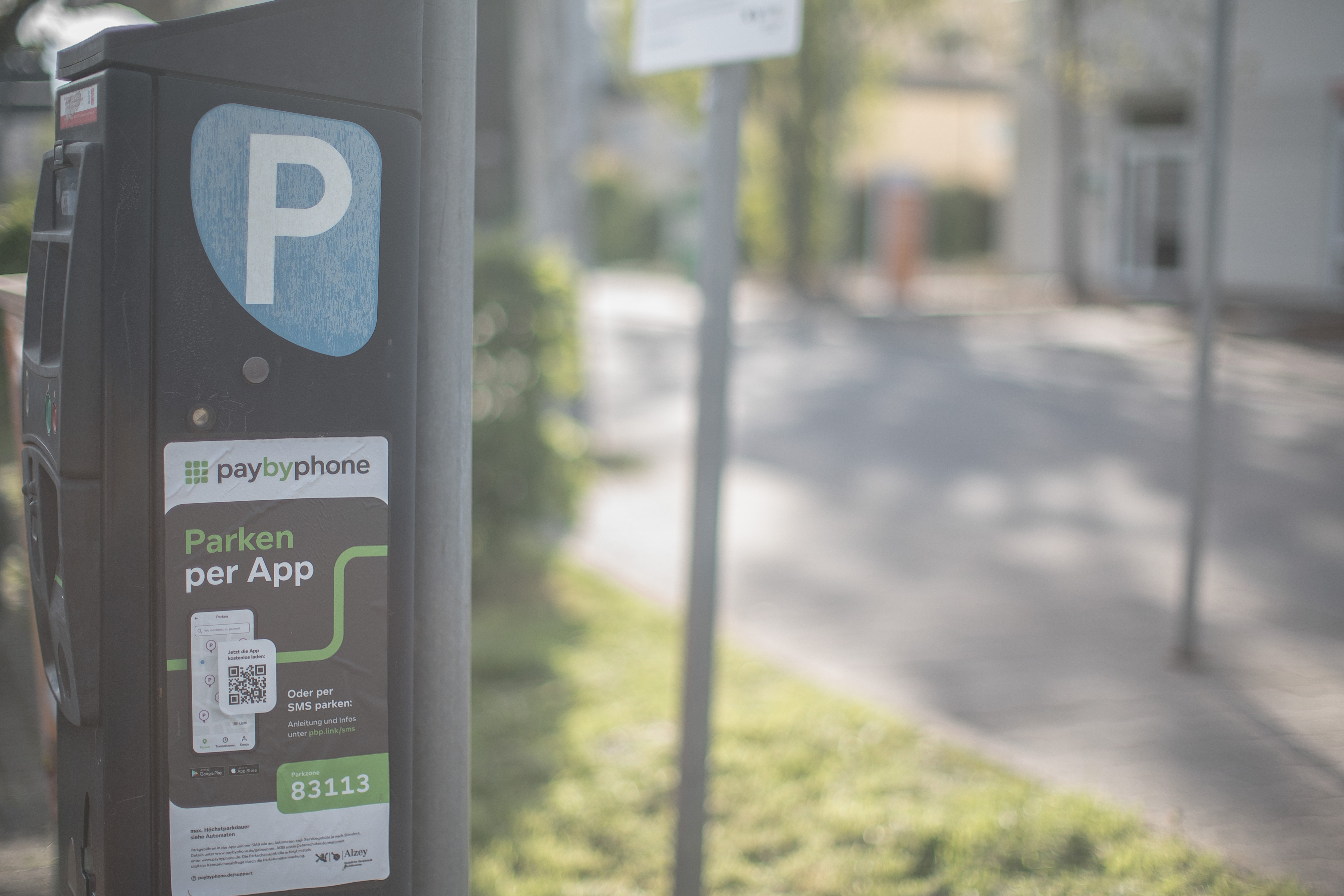 Parkscheinautomat im Vordergrund