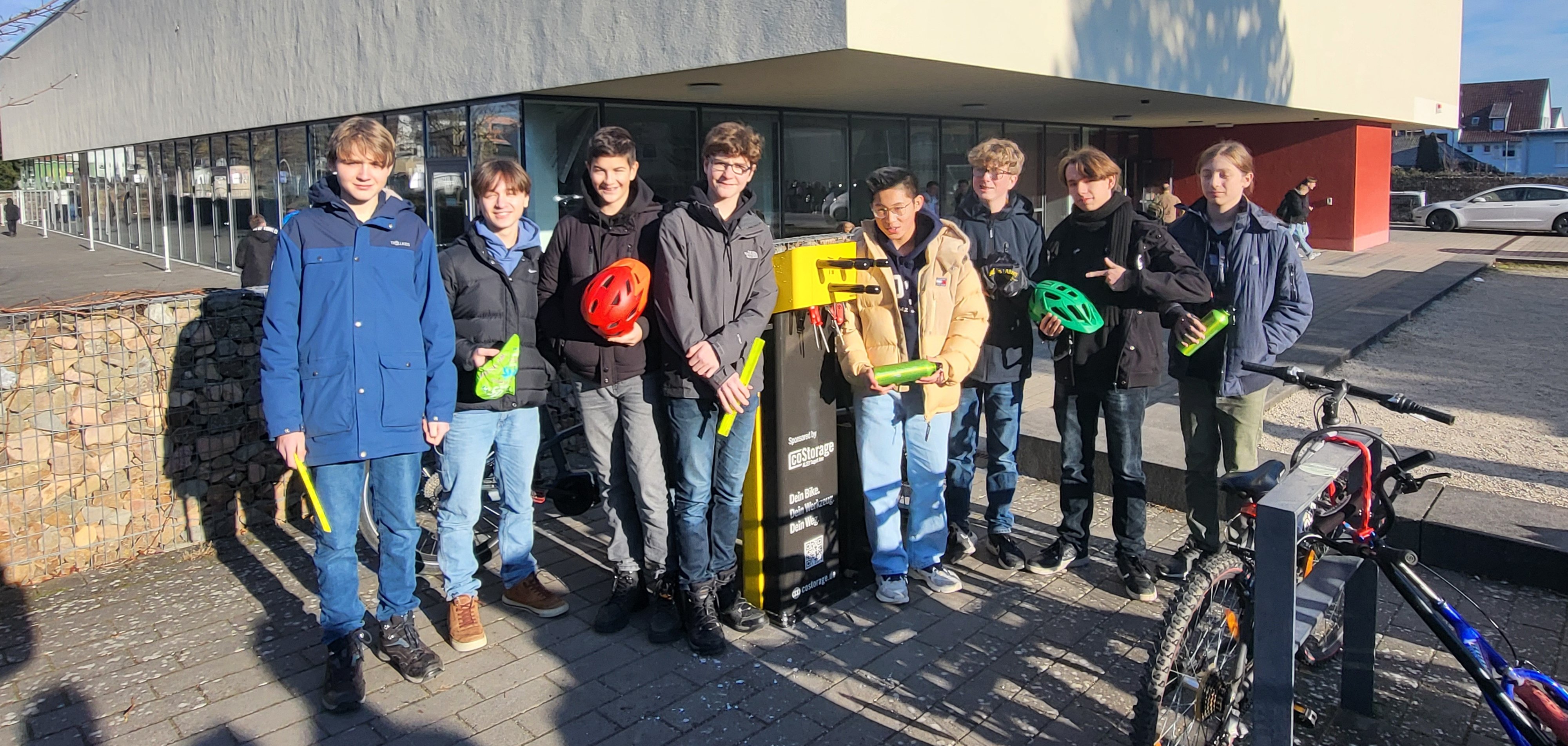 Kinder der ELG erfreut über neue Fahrradreparaturstation