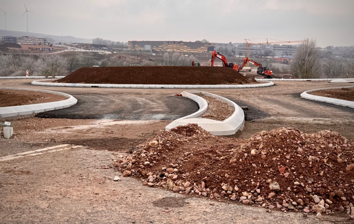 ein Kreisel wird gebaut, das Bild ist bräunlich und voller Erde und Steine